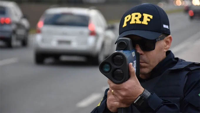 Imagem 1 -  Por decisão do Juiz Federal Substituto da 1ª Vara – SJ/DF, Marcelo Gentil Monteiro, a PRF deve retomar o uso radares móveis e portáteis nas rodovias federais. A modalidade de fiscalização de velocidade com o uso dos equipamentos citados deve ser retomada ainda este mês e priorizar o caráter preventivo e educativo.