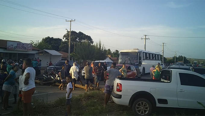 Imagem 1 -  RN 013 fechada com troncos proporcionou a geração de uma enorme fila de veículos que estavam vindo de Tibau para Mossoró e também de quem fazia o trajeto no sentido contrário