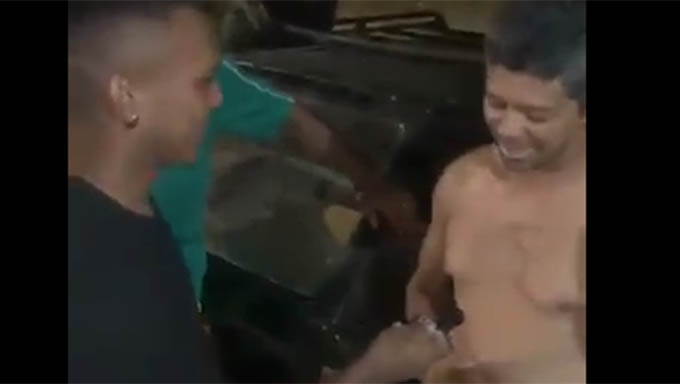  Atacante Veron dá carro de presente ao padrinho e incentivador em Assu. Entrega aconteceu neste final de semana; “Pega! Por tudo o que você fez por mim, pela pessoa guerreira que você é”, disse o jogador de 17 anos