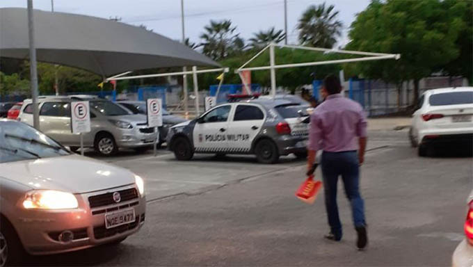   Um suspeito foi encontrado escondido dentro da Loja Americanas, no Partage Shopping, que dedurou que haviam outros dois dentro do Hiper Bom Preço, também aguardado a loja fechar, com o mesmo objetivo que ele: roubarem as lojas