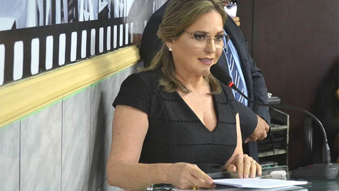   As escondidas, os vereadores da bancada governista aprovaram uma lei autorizando a prefeita Iraneide Rebouças (foto) usar mais de R$ 1 milhão que o município recebeu da cessão onerosa sem que que os legisladores da posição ficassem sabendo 