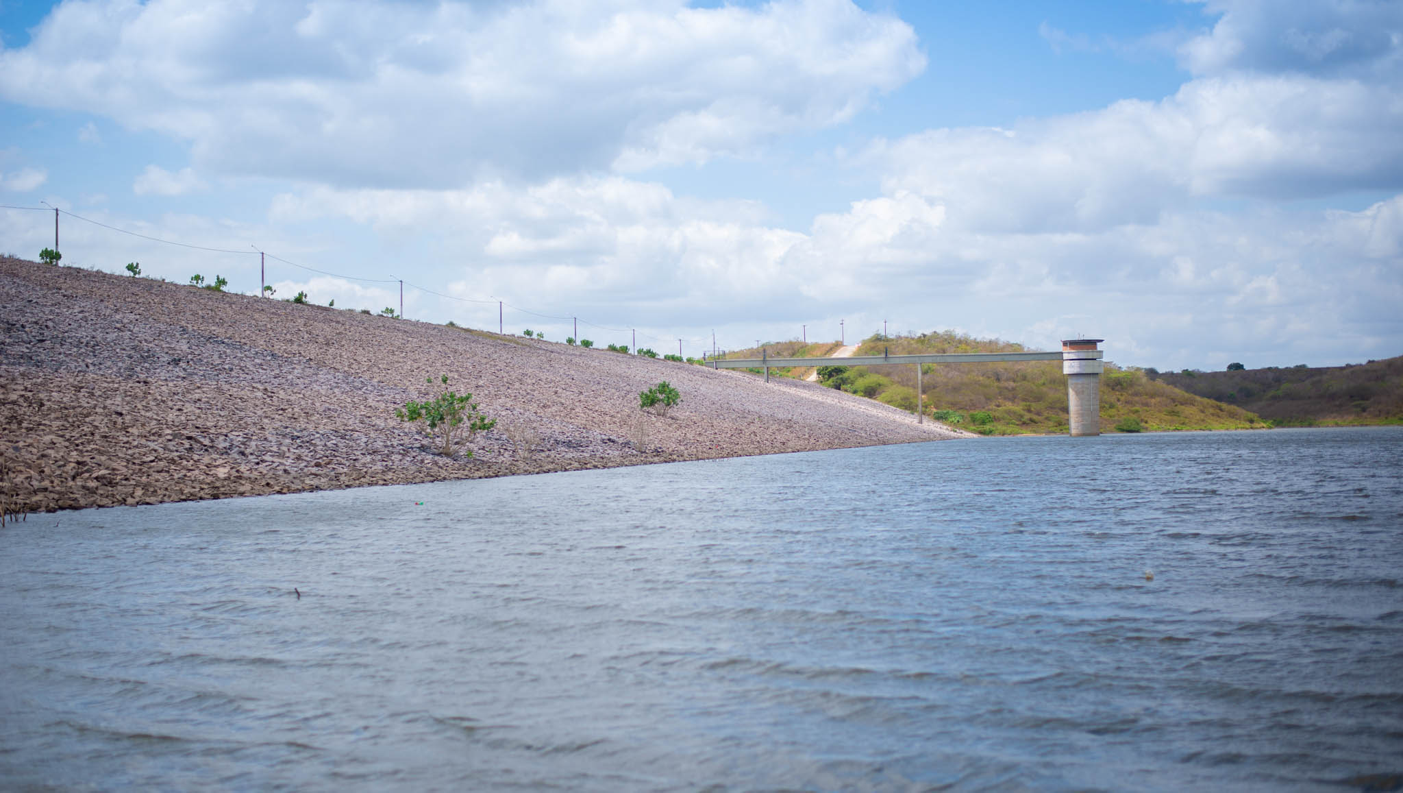   A Barragem Armando Ribeiro, maior reservatório do estado, está em melhor condição de armazenamento que a apresentada no mesmo período de 2019. O dado é do primeiro Relatório Volumétrico dos Principais Reservatórios Potiguares, divulgado pelo Igarn, nesta quarta-feira (8). Quatro reservatórios do estado tiveram uma queda em seus volumes, entre eles a barragem Santa Cruz, em Apodi.