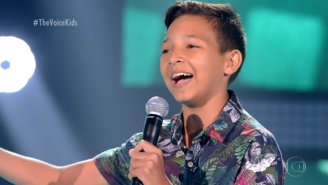   Potiguar de 14 anos é aprovado nas Audições às Cegas do The Voice Kids. Benício Abraão, da cidade de Nova Cruz, se apresentou no programa neste domingo (12). Interpretando a música “O Carderno”, de Toquinho, o adolescente conquistou os 3 técnicos e escolheu entrar no grupo da dupla Simone e Simaria.