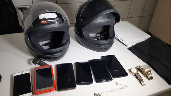   CAPACETES, celulares, relógios que foram apreendidos com jovem infratora, frutos dos assaltos que haviam praticado no final de semana, sendo um deles que deixou o aposentado Francisco de Assis de Oliveira morto.