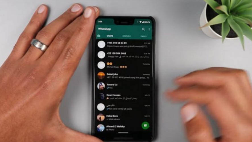   Nesta quarta-feira (22) o WhatsApp liberou a versão com ‘modo escuro’ para alguns usuários de android. O modo escuro ou modo noturno proporciona mais conforto visual e também ajuda a economizar energia da bateria. A funcionalidade já foi liberada para os usuários de aplicativos como Instagram e Facebook Messenger. 