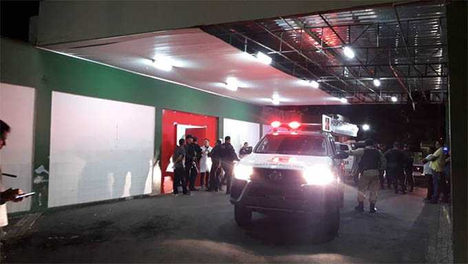   Duas vítimas de tiros no bairro Bom Jesus foram socorridas para o Hospital Regional, na noite desta quarta-feira, dia 22