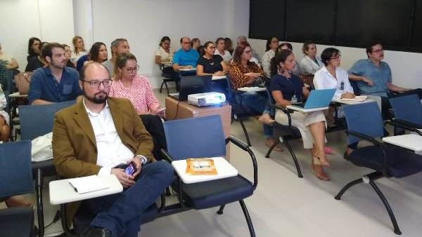   Nesta quinta-feira (23) a equipe técnica que atuará no ambulatório está sendo capacitada, no auditório do Instituto de Medicina Tropical (IMT). Também participam representantes dos municípios de Natal e Caicó. Amanhã (24) a capacitação será realizada para os profissionais de Mossoró.