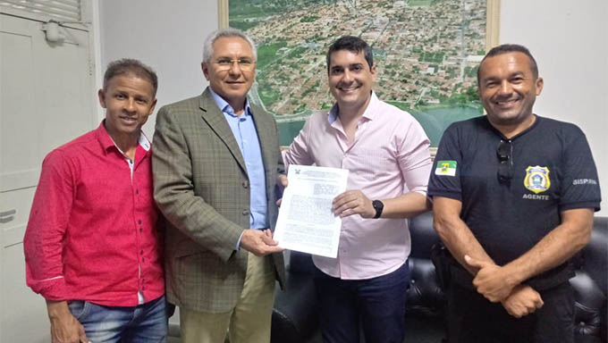   Governo e Prefeitura vão usar mão de obra de presos para limpar pontos turísticos de Apodi. Os O serviço vai começar pelo Lajedo Soledade e a Barragem de Santa Cruz. Parte do plástico recolhido será reciclado para utilização no projeto de fábrica de vassouras da unidade penal. Os cinco apenados voluntários cumpriram um sexto da pena e são classificados como de bom comportamento.
