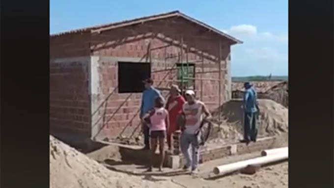   Casa da menina Angélica está quase pronta em Quipauá, no Jardim de Seridó/RN. Voluntários que estão construindo a casa gravaram um vídeo, neste sábado, 25, mostrando que Angélica já tem um teto para passar a chuva, se vier