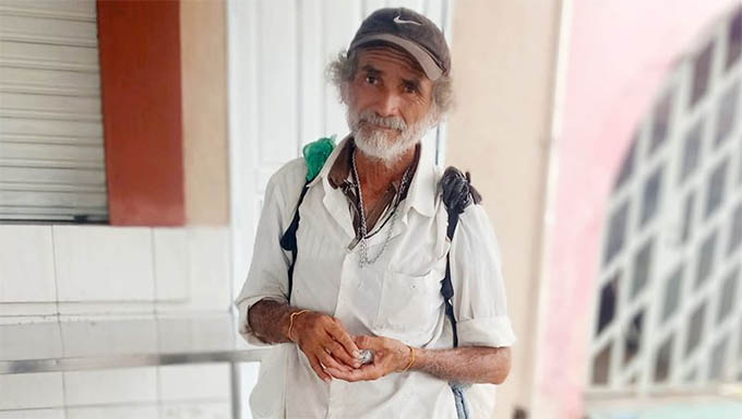   Wanderley é natural do Estado do Maranhão. Têm 59 anos. É bem educado, respeitador e de atos simples. Ele dorme na calçada da Caixa, em Assu, e durante o dia recicla lixo para ganhar uns trocados. Ele não tem qualquer documento e, portanto, pra o Estado, não existe