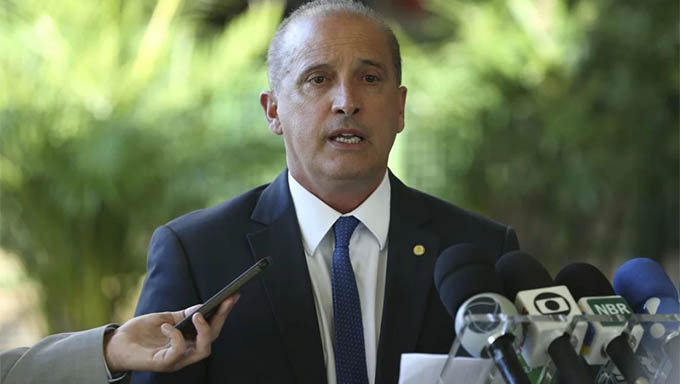   Governo deve definir ainda nesta segunda-feira (3) a base que receberá os brasileiros vindos da China. Também deve ser enviado ao congresso o PL sobre a quarentena pela qual esse brasileiros deverão se submeter ao voltar ao Brasil. A medida visa evitar uma epidemia do coronavírus no país.