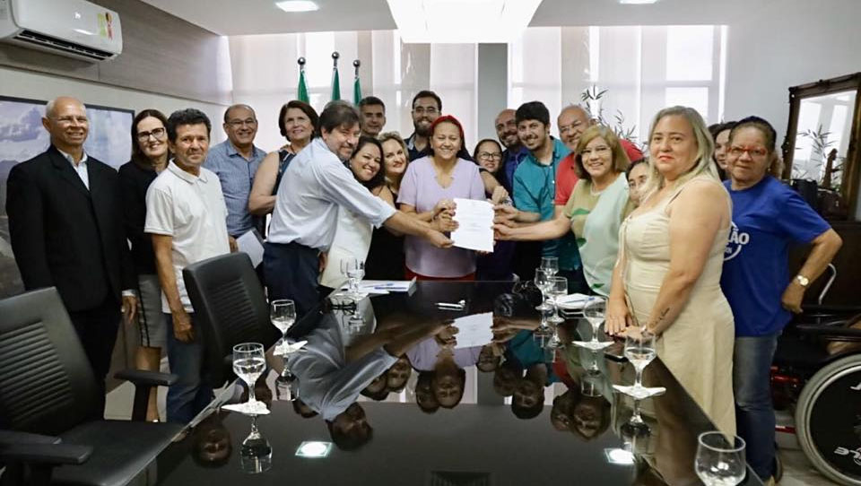 Imagem 1 -  [VÍDEO] Fátima anuncia convocação de 600 professores aprovados no concurso da educação. O anúncio foi feito por volta das 18h desta terça-feira (4), através do perfil da governadora no Instagram. Os convocados foram aprovados no último concurso público da educação realizado no estado, no ano de 2015.