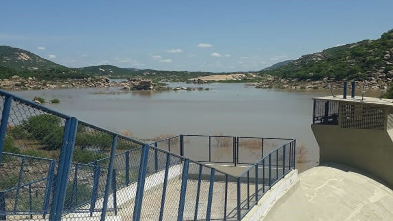   Caern inicia testes para reativação da captação de água do Gargalheiras. O açude recebeu água das recentes chuvas no Seridó e atingiu a marca de 6,79% de medição volumétrica. A Caern deixou de captar água pelo Gargalheiras em 1º de setembro de 2015. A princípio, quando o sistema for colocado definitivamente em funcionamento, Acari terá seu abastecimento por rodízio.