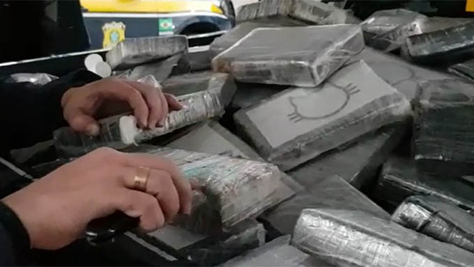   Os 560 quilos de cocaína (PRF analisou a droga no local) seria entregue em Natal e Campina Grande