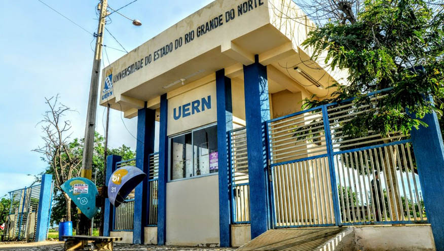   UERN vai avaliar 730 candidatos que ingressaram por meio das cotas étnico-raciais. Esse tipo de cota foi utilizado pela primeira vez em 2020. O sistema foi alvo de polêmica nas redes sociais, por causa de uma candidata que se auto-declarou parda, mas era considerada branca por outras pessoas. A avaliação será realizada por uma comissão da universidade, conforme legislação nacional.