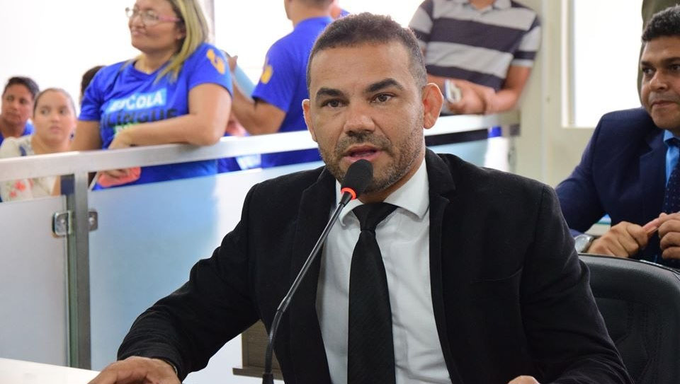   Alex do Frango diz que médico da UPA atende irritado. O vereador narrou nesta quarta-feira (12), durante sessão na Câmara de Mossoró, que precisou ir com um familiar para ser atendido na Unidade de Pronto Atendimento (UPA) do bairro Santo Antônio, e que o médico de plantão atendeu de forma irritada, provocando uma situação desagradável.