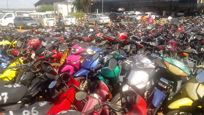   Detran leiloa 440 lotes de veículos apreendidos nesta sexta-feira, 14. Os interessados podem visitar os locais nesta quinta-feira (13), nos horários das 8h às 11h30 e das 13h às 16h, em Natal, e das 8h às 12h, em Mossoró e Assú. Os lotes compreendem veículos que vão continuar em circulação e outros destinados exclusivamente à sucata.