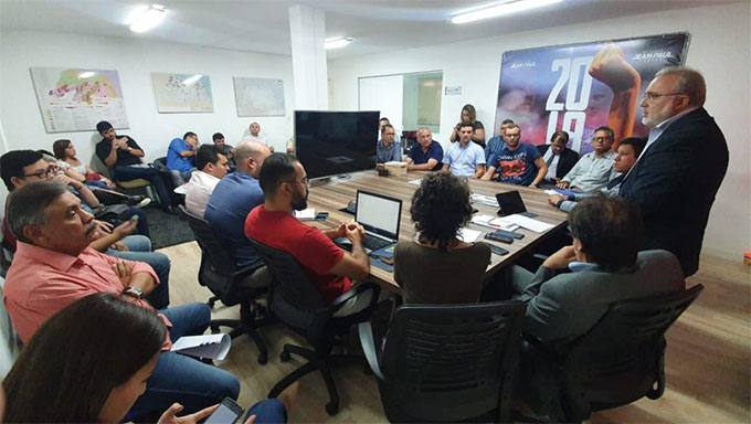   Representantes das cidades de São Miguel e Pau dos Ferros se reuniram com o senador Jean Pau Prates e a deputada Isolda Dantas nesta segunda-feira, 17, e criam Comissão de Acesso Emergencial à Água para o Alto Oeste; a solução definitiva é uma adutora orçada em R$ 278 milhões para abastecer a região com água de Santa Cruz