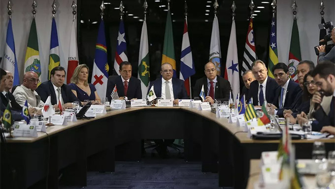   Em carta, divulgada nesta segunda-feira (17) por governadores de 19 estados e do Distrito Federal, os gestores reclamaram sobre o presidente Jair Bolsonaro se pronunciar sobre temas de alçada estadual sem conversar com os gestores regionais e aproveitaram para convidá-lo para participar do próximo fórum organizado por eles, a ser realizado dia 14 de abril.