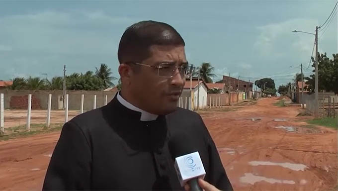  “Nós estamos entregues às baratas”, diz Padre da Maísa, Gláudio Fernandes. Em entrevista a repórter Solange Santos, da Super TV, o Padre explicou que a população se sente prejudicada, visto que grande parte da economia do município de Mossoró sai da Maísa, através da fruticultura, mas esse dinheiro não volta em forma de investimentos e benefícios para a comunidade; confira a entrevista.