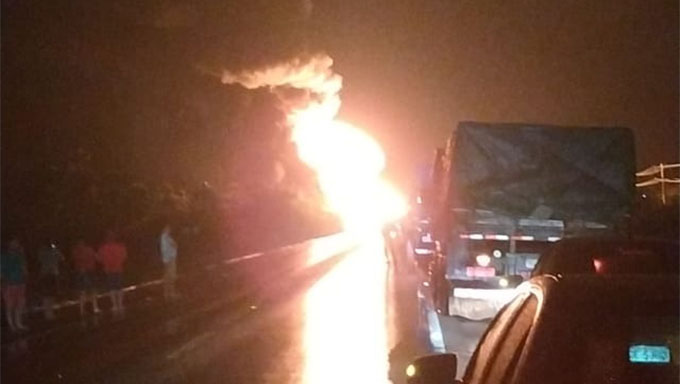 Imagem 1 -  Também teve explosões. Moradores do bairro Frutilândia conseguiu registrar as chamas e as explosões e publicaram nas redes sociais. Também foram registrados vídeos no local.