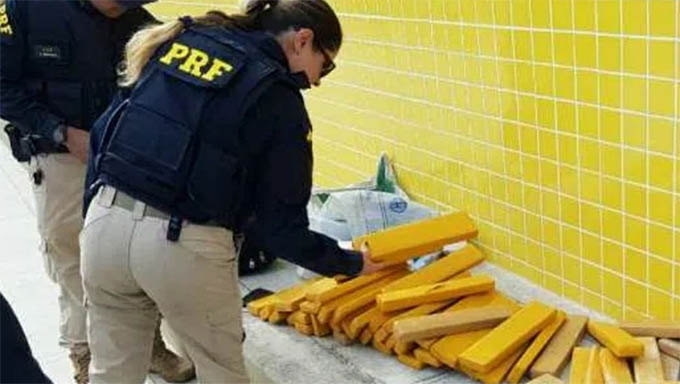  Agentes da PRF encontraram a droga escondida em baixa de um colchão de descanso dentro da cabine do caminhão dirigido pelo mossoroense de 38 anos