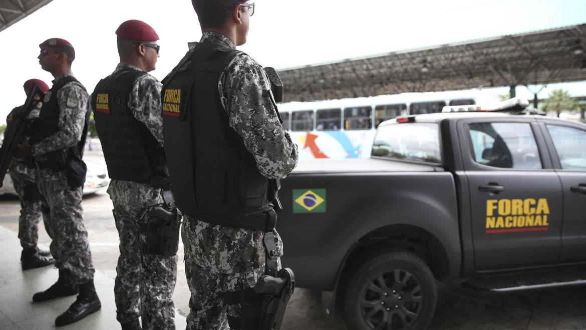   O presidente Jair Bolsonaro ainda não decidiu se vai prorrogar a presença dos militares das Forças Armadas no Ceará, para reforçar a segurança pública no estado. No dia 20, Bolsonaro decretou uma operação de Garantia da Lei e da Ordem (GLO) pelo período de 20 a 28 de fevereiro, prazo que pode ser estendido.