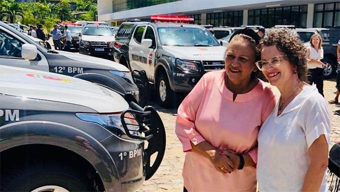   A deputada Isolda Dantas e a Governadora Fátima Bezerra participaram da entrega das novas viaturas, nesta sexta-feira (28), no pátio externo da Escola de Governo, em Natal.