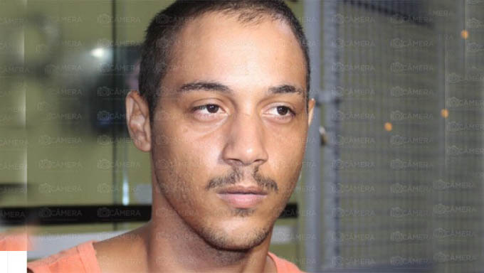   Marlon Araújo da Costa, numa tentativa de fugir da polícia, procurou refúgio na casa da namorada, no conjunto Maria Odete Rosado, zona leste de Mossoró, onde foi localizado e preso. 
