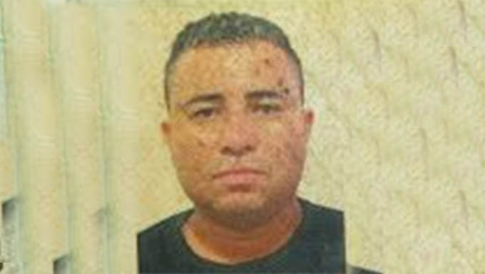   Fafil, como era mais conhecida vítima, estava sentado a mesa de um bar no Bairro Dom Jaime Câmara quando os assassinos chegaram e o surpreenderam, matando-o a tiros