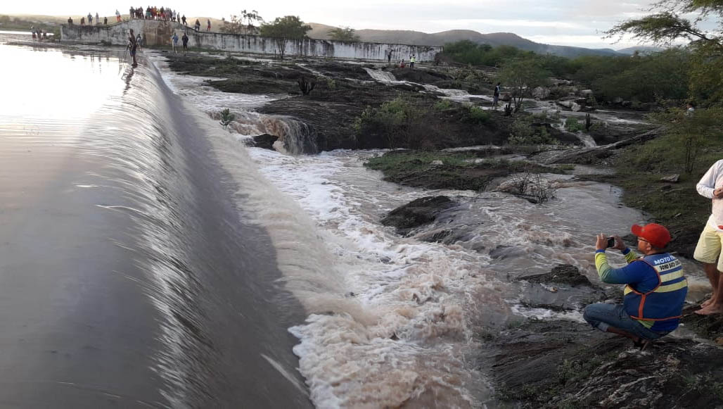   O açude Dourado, que abastece sozinho o município de Currais Novos, atingiu sua capacidade total nesta terça-feira (3). De acordo com a Caern, antes das recentes chuvas, o reservatório estava com menos de 2% da sua capacidade, no dia 28 de fevereiro, e só tinha água para abastecer a cidade por mais 10 dias. 