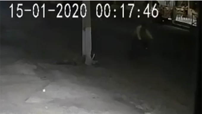   O suspeito de matar Junior Batatinha passa numa bicicleta no canto direito da imagem colhidas pela Polícia Civil, que pede ajuda para identifica-lo