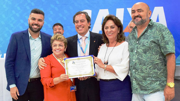   Pedro Guimarães recebe o título de cidadão Mossoroense, concedido pela presidente da Câmara Izabel Montenegro; na foto, vereador Petras Vinícius, Izabel Montenegro, Pedro Guimarães, a prefeita Rosalba Ciarlini e o vereador Raerio Araújo