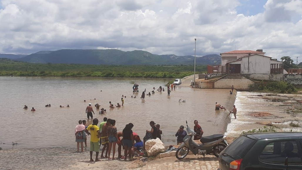   O final de semana foi de festa nas cidades onde os açudes estão sangrando. Contudo, o início da sangria do Pataxó, em Ipanguaçu, gera preocupação, visto que se a sangria for mais ou menos de 90 centímetro de lâmina, alaga metade da zona rural e centenas de casas na cidade; Os grandes reservatórios começaram a receber água.