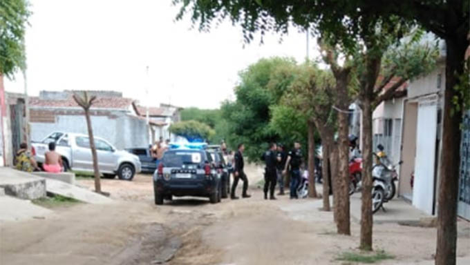   Policiais civis de Caicó, Santa Cruz e Caraúbas estão unidos desde as primeiras horas desta quinta-feira cumprindo as ordens de prisão e também de 12 de busca e apreensão no bairro Soledade, em Caicó