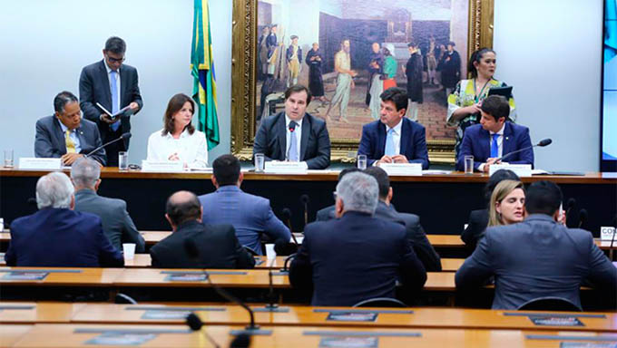   O legislativo deve liberar o recurso, oriundo de emendas da relatoria da casa. Ele será utilizado na Atenção Primária e hospitalar para reforçar as ações contra o vírus. O presidente da Câmara dos Deputados, Rodrigo Maia, afirmou que o parlamento está à disposição da sociedade para discutir não só leis, mas também questões orçamentárias; O Brasil já tem 52 casos confirmados da doença.