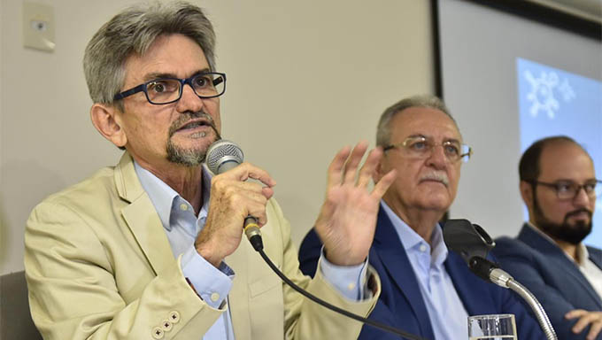   O secretário da saúde, Cripriano Maia, reuniu a imprensa nesta sexta-feira (13) para falar sobre as medidas tomadas após a confirmação do primeiro caso de coronavírus no estado. Ele lembrou que a confirmação do caso demanda um novo tipo de atenção, com responsabilidade, cuidado e união entre os serviços para obter os melhores resultados e evitar óbitos.