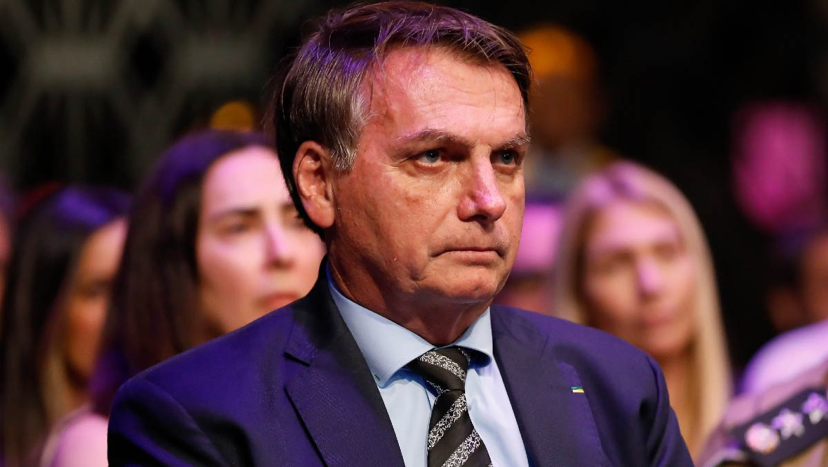   Primeiro pedido de Impeachment contra Bolsonaro é protocolado. O pedido foi apresentado nesta terça-feira (17), na câmara dos deputados, em Brasília, deputado do Distrito Federal (DF), Leandro Grass, da Rede Sustentabilidade. O documento de 26 páginas, protocolado na Secretaria Geral da Mesa, acusa o presidente de crime de responsabilidade.