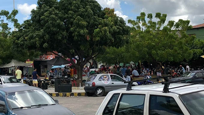   Mossoroenses descrentes na letalidade da pandemia do coronavirus lotaram mercados púbicos (foto Vuco vuco), quando poderiam ter ficado em isolamento social,  em casa. Já os cientes do quadro, lotaram os supermercados para reabastecer as dispensas; Decreto do Governo do Estado 