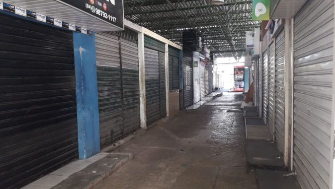  CDL, Sindivarejo e ACIM comunicaram a população e aos lojistas que o comércio está fechado até o dia 30 de março, conforme decreto publicado pela Prefeitura de Mossoró, nesta segunda-feira (23), com medidas de contenção ao coronavírus.