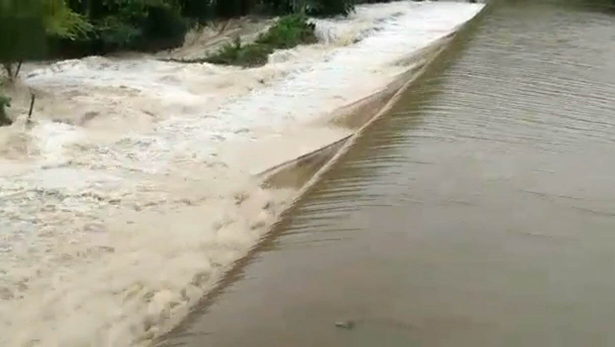   Chuvas fazem diversos açudes começarem a sangrar no interior do RN. O MOSSORÓ HOJE recebeu diversos vídeos de seguidores mostrando a sangria dos açudes em suas cidades. Choveu bem por todo o interior do estado. Há registros de reservatórios vertendo nas cidade de Rafael Godeiro, Doutor Severiano, Água Nova, Encanto, São João da Várzea, Tabuleiro Grande e Caraúbas.