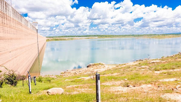   Barragem de Santa Cruz chega a 25,39% do seu volume máximo. Ccom as recentes chuvas, que fizeram diversos açudes sangrar no interior do RN, os grandes reservatórios receberam um bom aporte de água. A barragem Pau dos Ferros, por exemplo, chegou a 15,15% da sua capacidade total. O manancial não atingia 15% do seu volume máximo desde agosto de 2013 e estava seco até o dia 3 de março deste ano.