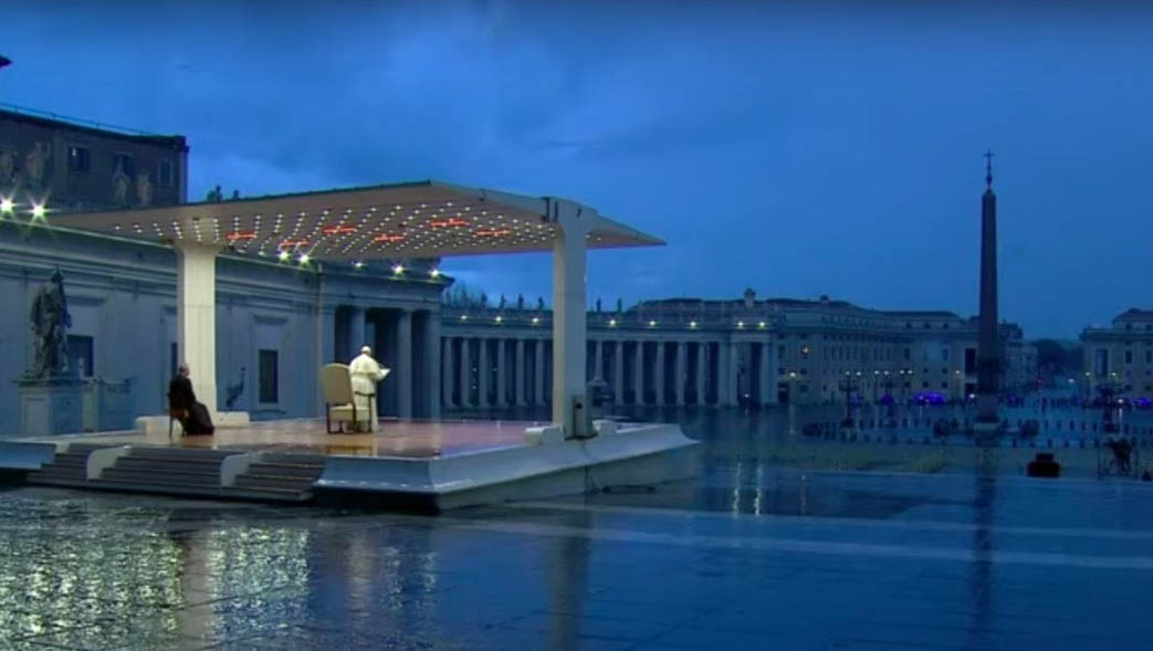   Um imagem nunca imaginada nos melhores roteiros de filmes. Com a Praça de São Pedro completamente vazia, nesta sexta-feira (27), o Papa Francisco, líder da igreja católica, deu a bênção e a indulgência plenária ao mundo pela pandemia de coronavírus que o assola. Não há registro de gesto semelhante na história do Vaticano.