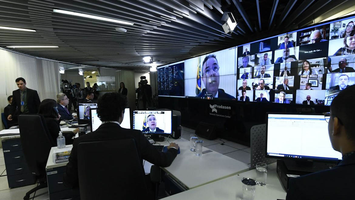   Senado vota auxílio emergencial de R$ 600 nesta segunda-feira (30). O auxílio, de três meses, é destinado aos trabalhadores autônomos, informais e sem renda fixa. A sessão está prevista para ocorrer às 16h. Pelas manifestações de senadores nas redes sociais, a expectativa é que a medida seja aprovada sem objeções.