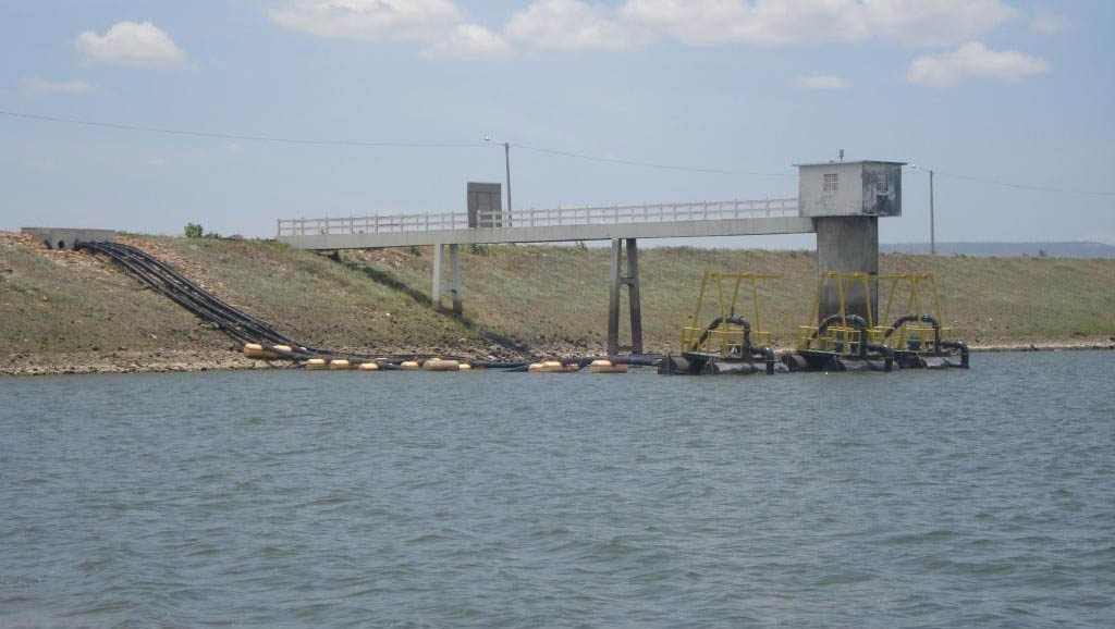   CAERN quer voltar a abastecer Pau dos Ferros com água da barragem em 10 dias. Reservatório estava seco há vários anos devido aos sucessivos anos de seca e esta semana o reservatório atingiu 24% de sua capacidade total de armazenamento, que é de 56 milhões de metros cúbicos de água.