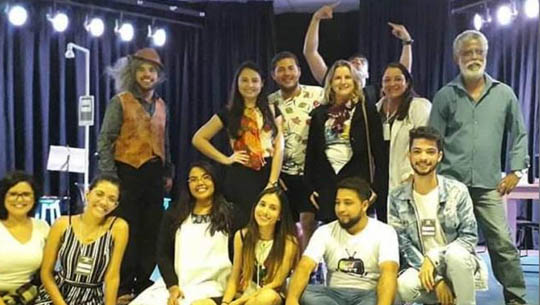  Professor Luiz com os Fanáticos de Química, grupo teatral coordenado por ele, por meio do qual os alunos ensinavam química a crianças de forma lúdica.