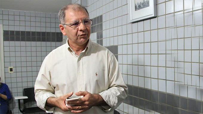   "Estou muito bem, sem sintomas há 8 dias", diz Inavan Lopes. Primeiro paciente com diagnóstico positivo para Covid-19 em Mossoró, o obstetra já se curou da doença, de acordo com os protocolos da OMS. O infectologista Alexandre Motta, lembra que não existe tratamento específico para a doença e que o paciente com sintomas leves deve permanecer em isolamento domiciliar, assim como fez Dr. Inavan, somente devendo procurar uma unidade de saúde em caso de sintomas mais fortes da doença.