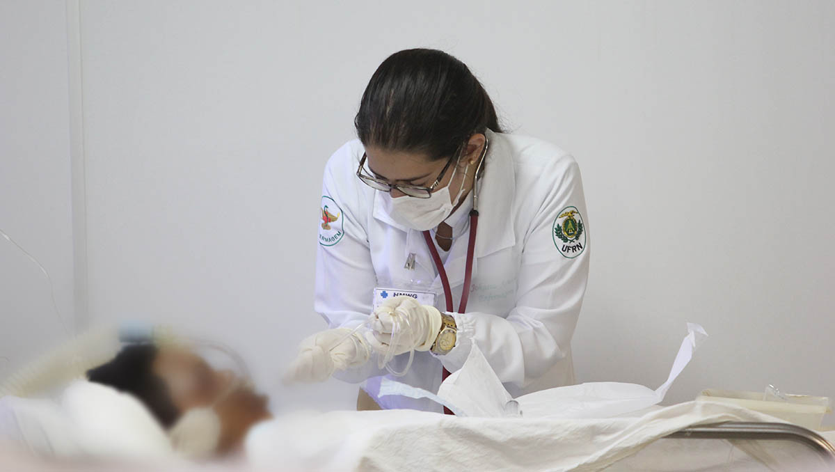   Governo nomeia 91 profissionais de saúde para a nova UTI do HRTM em Mossoró. A lista com os nomes dos profissionais foi publicada na edição do DOE desta quarta-feira (1º). Eles foram classificados no concurso público realizado em 2018. São 15 enfermeiros, 69 técnicos de enfermagem e 7 fisioterapeutas. Outros 21 técnicos em enfermagem e 7 fisioterapeutas foram nomeados para atuar no Hospital Regional de Currais Novos.