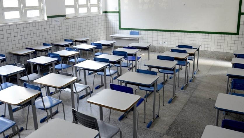   Fátima vai renovar decreto que suspende aulas na rede pública e privada. O anúncio foi feito pela própria governadora, em sua conta do Twitter, nesta quarta-feira (1º).  O decreto N°29.524, publicado em 21 de março, tem validade até esta quinta-feira (2), quando será publicado novo decreto prorrogando o prazo. A medida também vai prorroga o fechamento de bares e restaurantes no RN, por causa da pandemia do novo coronavírus. 