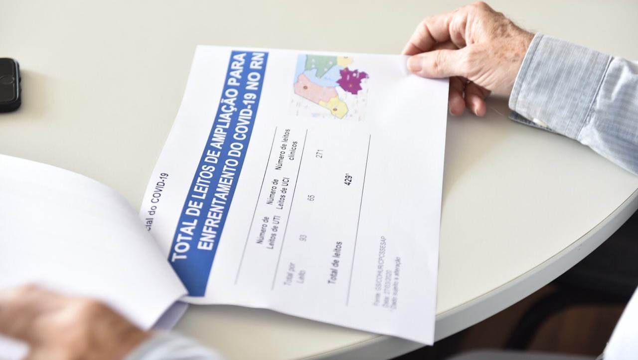   Sesap explica contratação para gestão de Hospital de Campanha no RN. A secretaria diz que vem atuando em todo o estado para ampliar a assistência aos potiguares acometidos pela pandemia e que todos os leitos possíveis na rede própria serão reaproveitados, mas que estes são insuficientes para atender a demanda; entenda.